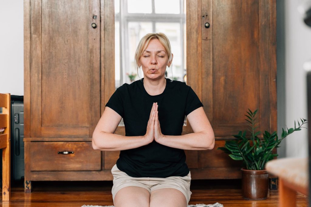 Débuter la méditation sans s’endormir : pratiques courtes pour rester présent