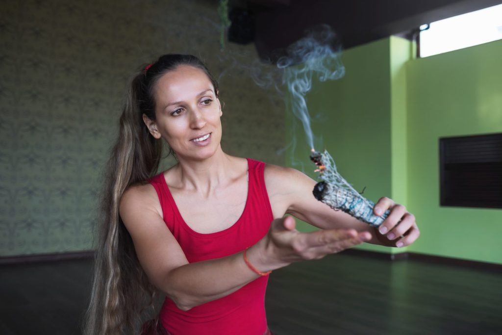 Vapoter avant le yoga : limiter la gorge sèche en vinyasa