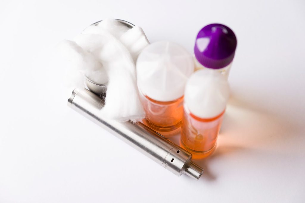 Nettoyage d’un e-liquide renversé sur un tapis de yoga avec un chiffon absorbant.