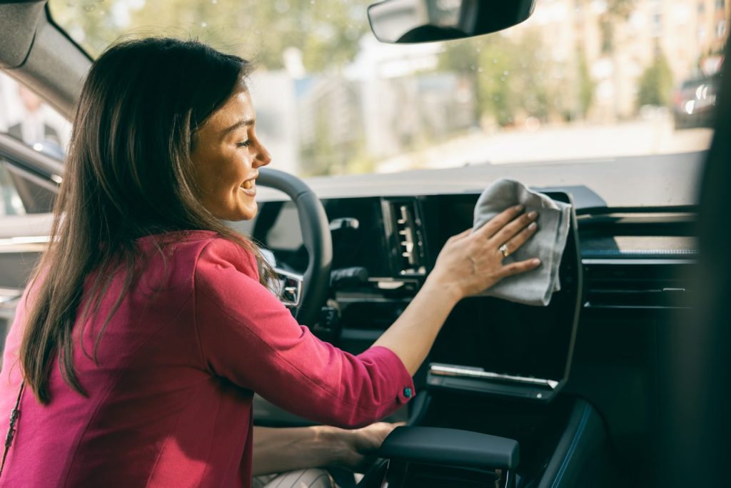 Odeur de cigarette électronique en voiture : assainir l’habitacle après un trajet
