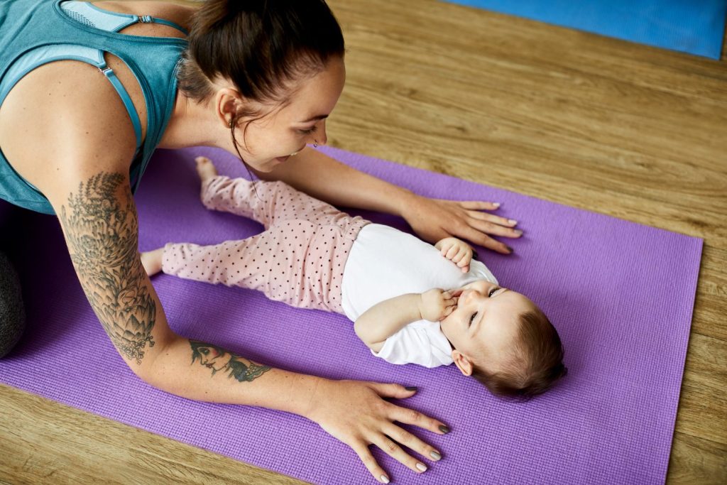Reprendre le Pilates après accouchement : une méthode sûre et progressive