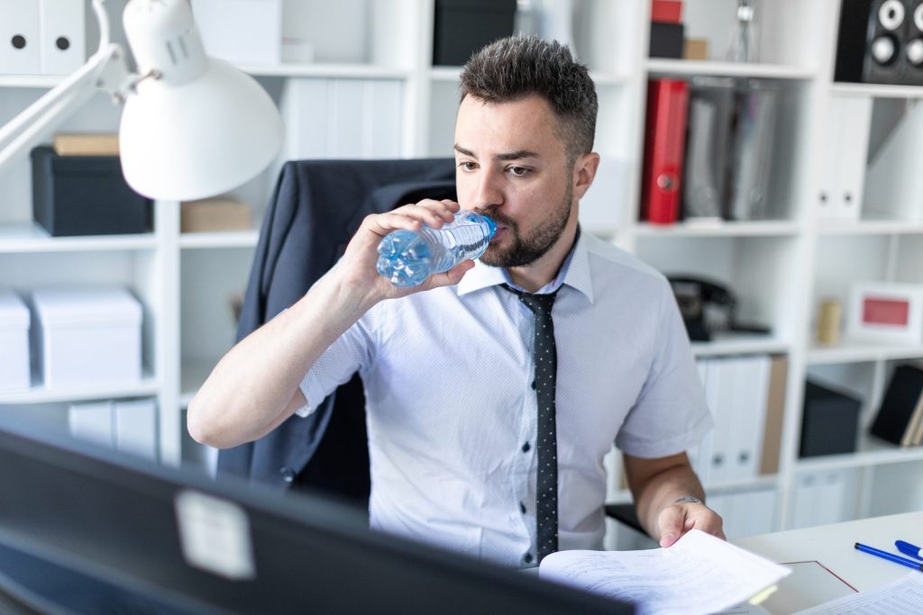 Vapoteuse et bouche pâteuse au bureau : les gestes à tester